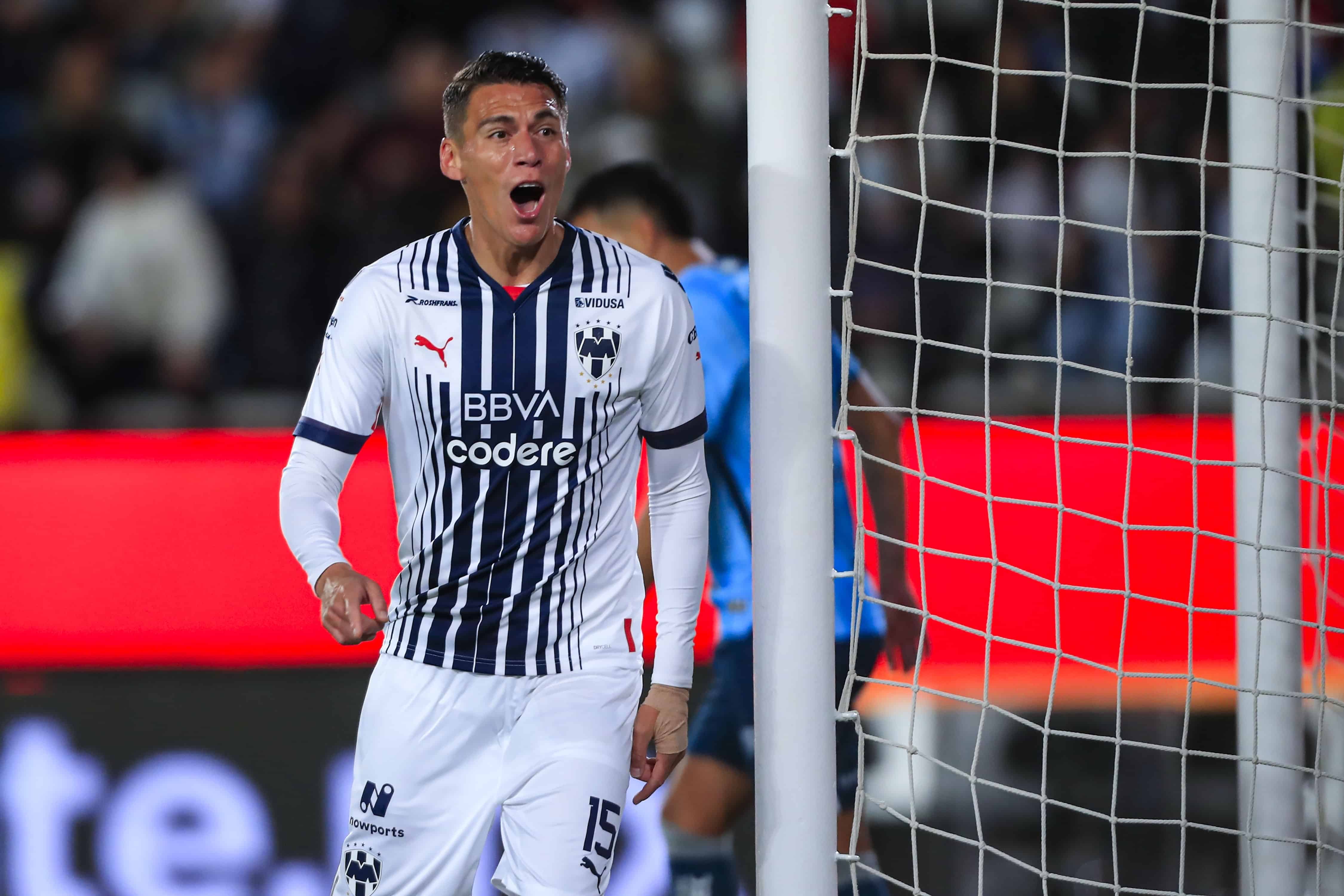 Héctor Moreno anota el primero para su equipo.