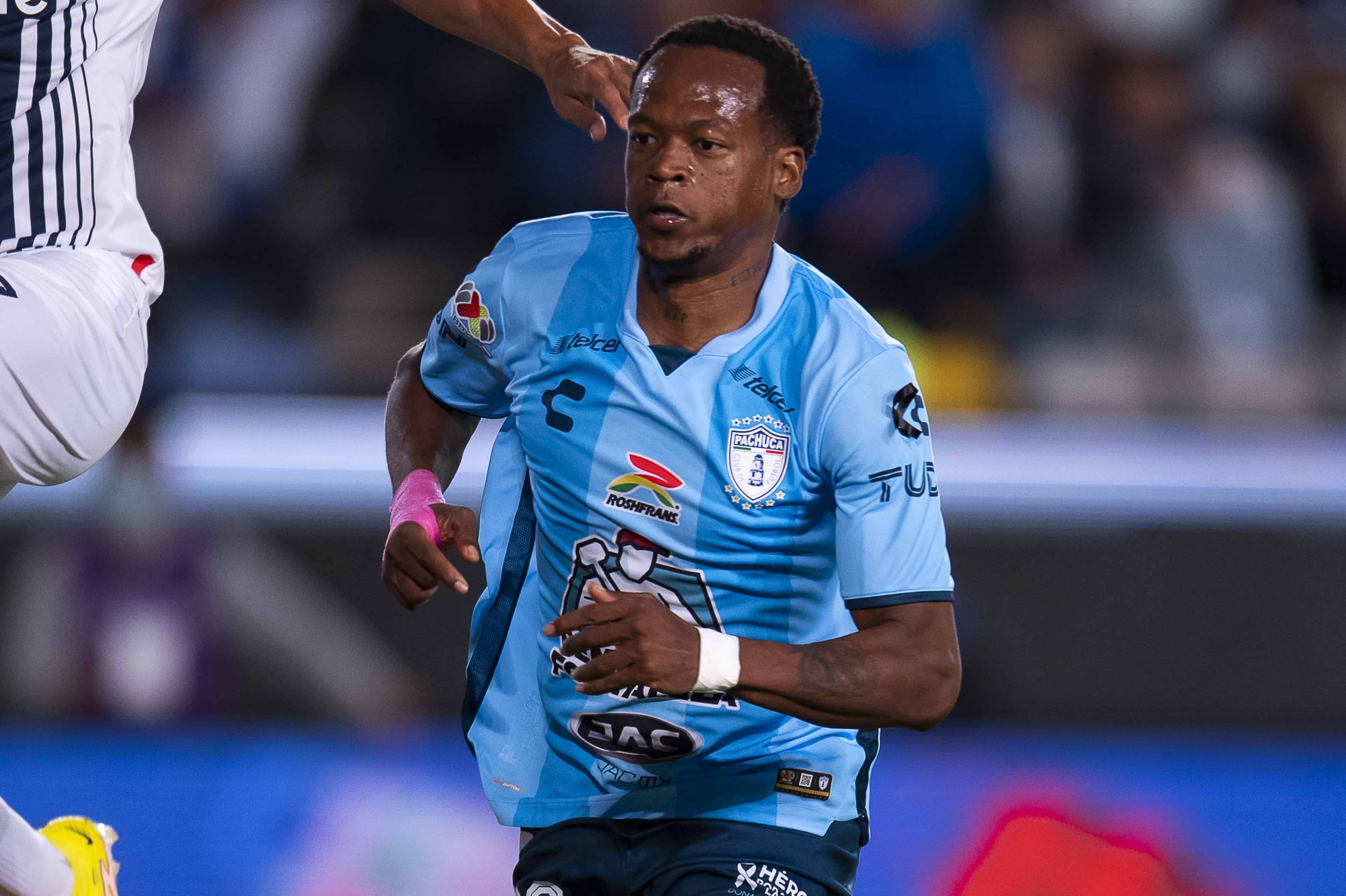 Romario Ibarra colabora con un gol.
