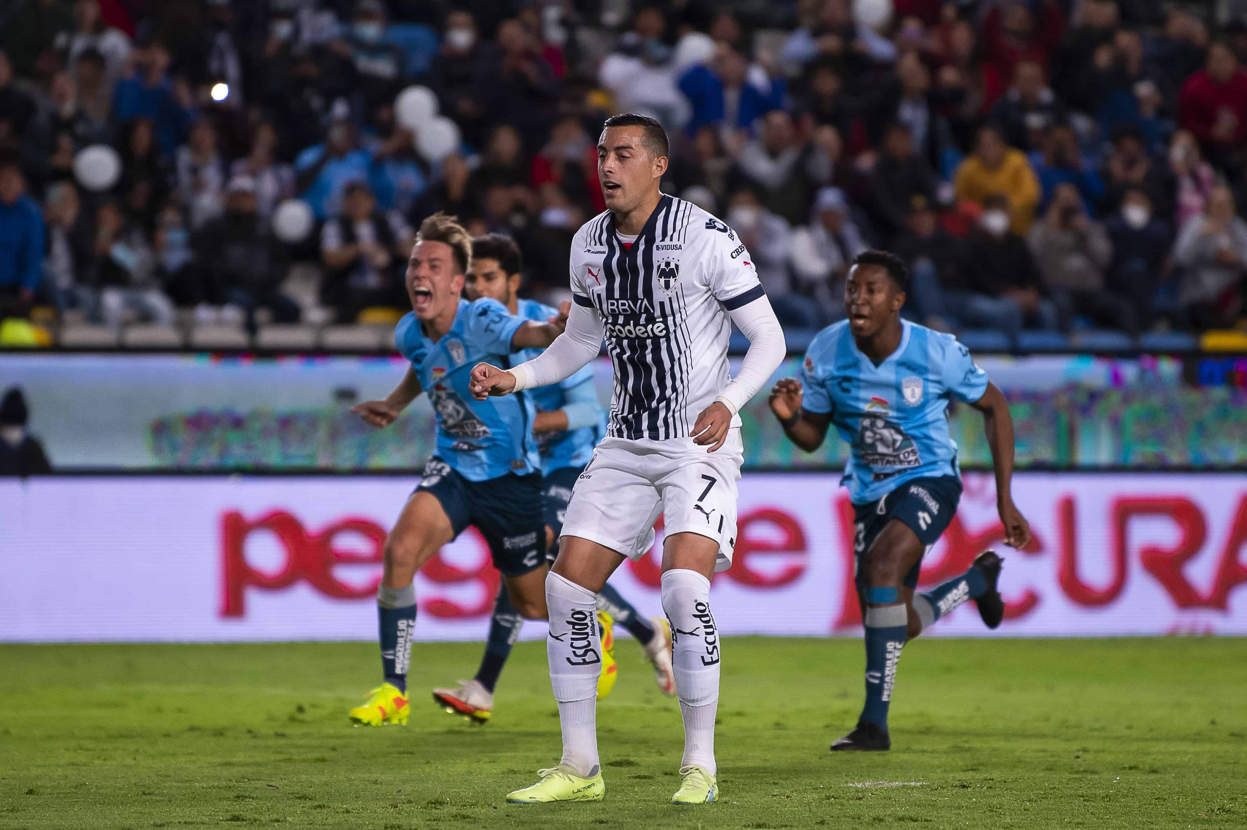 Rogelio Funes Mori falla un penal.
