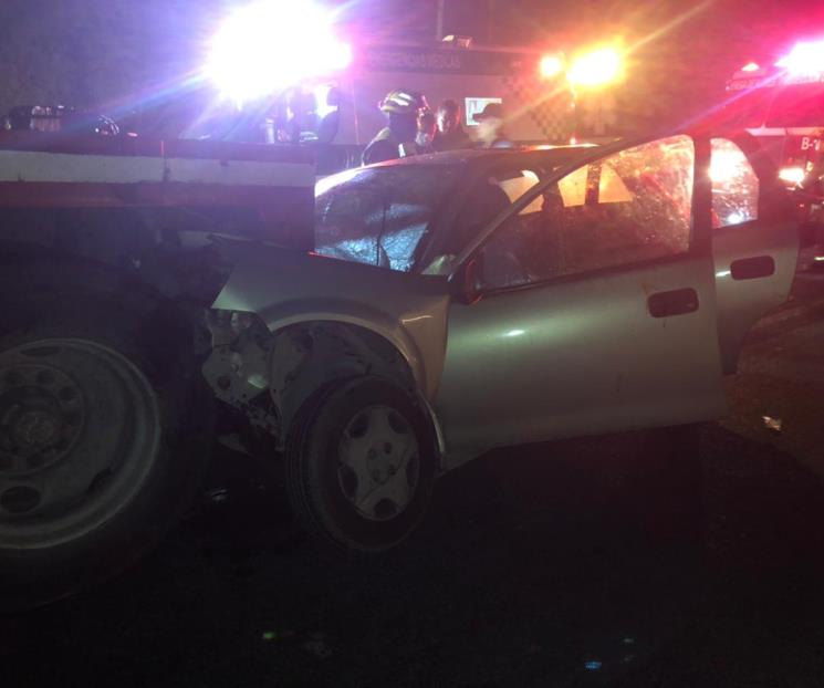 Muere conductor tras estrellarse contra tráiler