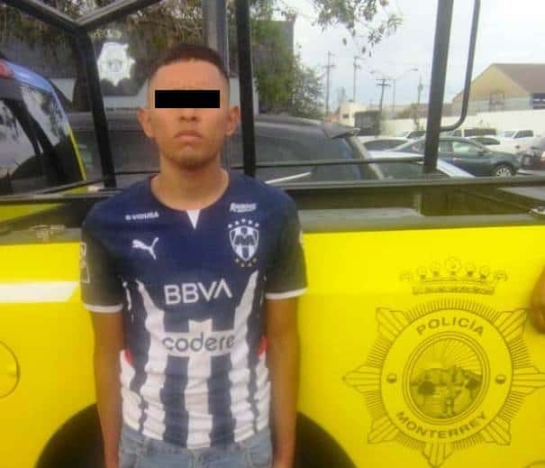 Pretender darse a la fuga en una motocicleta tras robarle un celular con lujo de violencia a una mujer