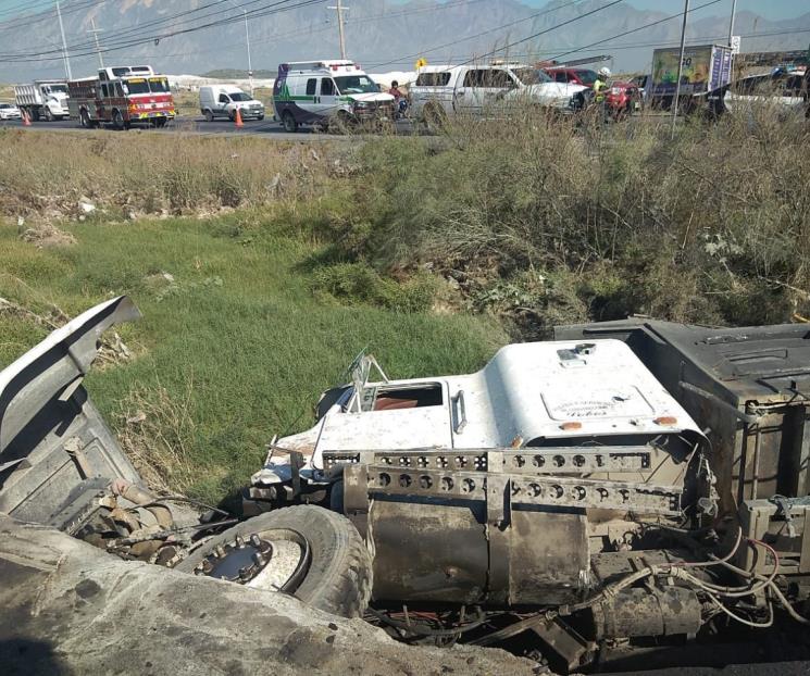 Vuelca camión sobre Carretera Monterrey-Saltillo
