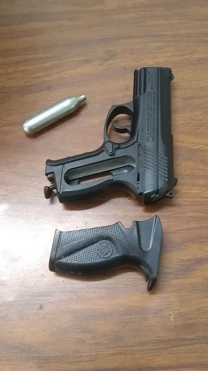Reportaron la presencia de un menor que ingresó al plantel educativo con una presunta arma de fuego