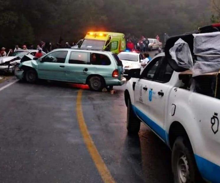 Deja choque un herido y caos vial