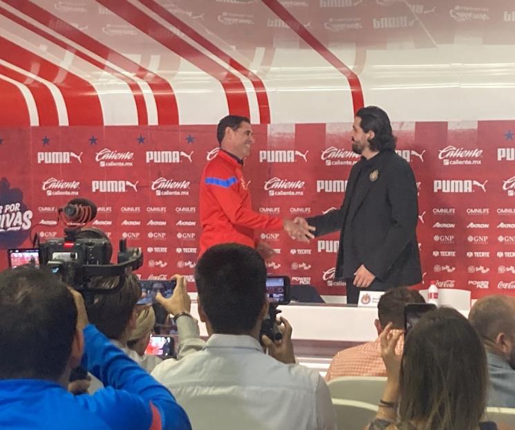 Presentan en Chivas a Hierro como su director deportivo