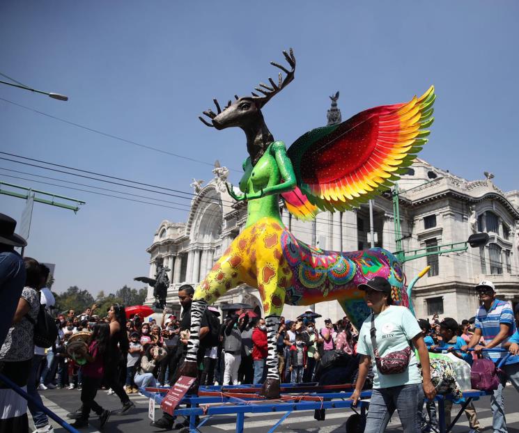 Están muy bonitos, dicen familias en Desfile de Alebrijes