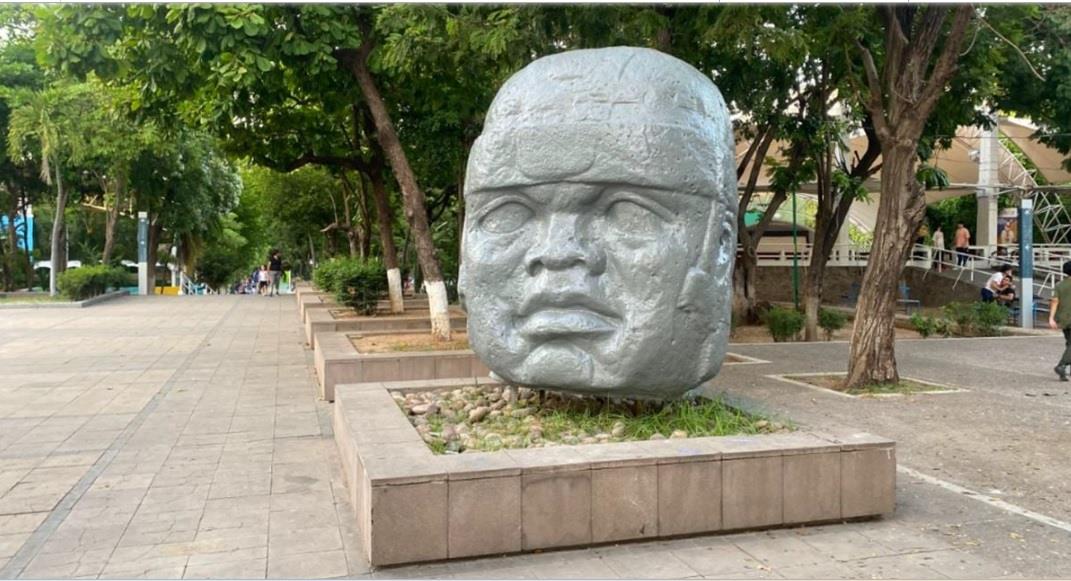 Reparan cabeza olmeca que fue pintada con calavera