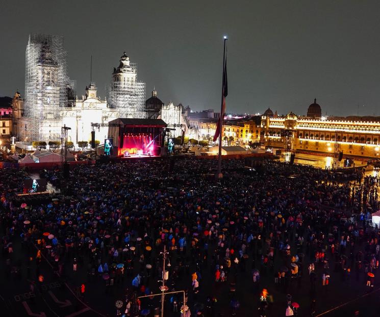 Con Zócalo lleno se despide Serrat de México