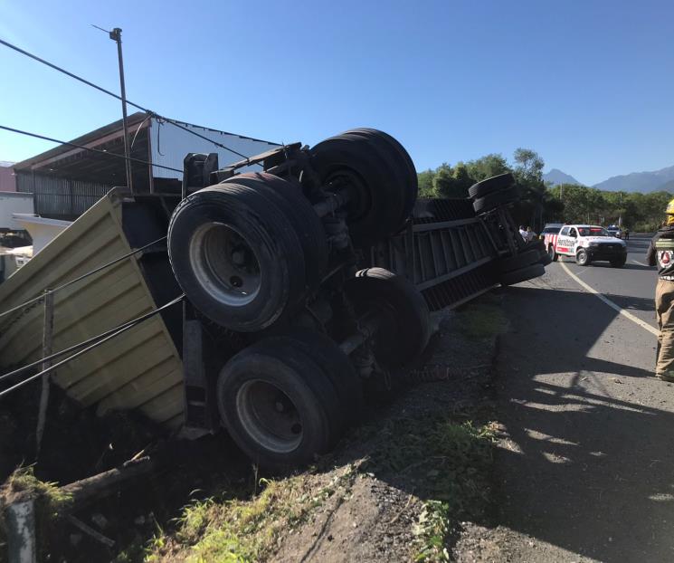 Vuelca contenedor de tráiler