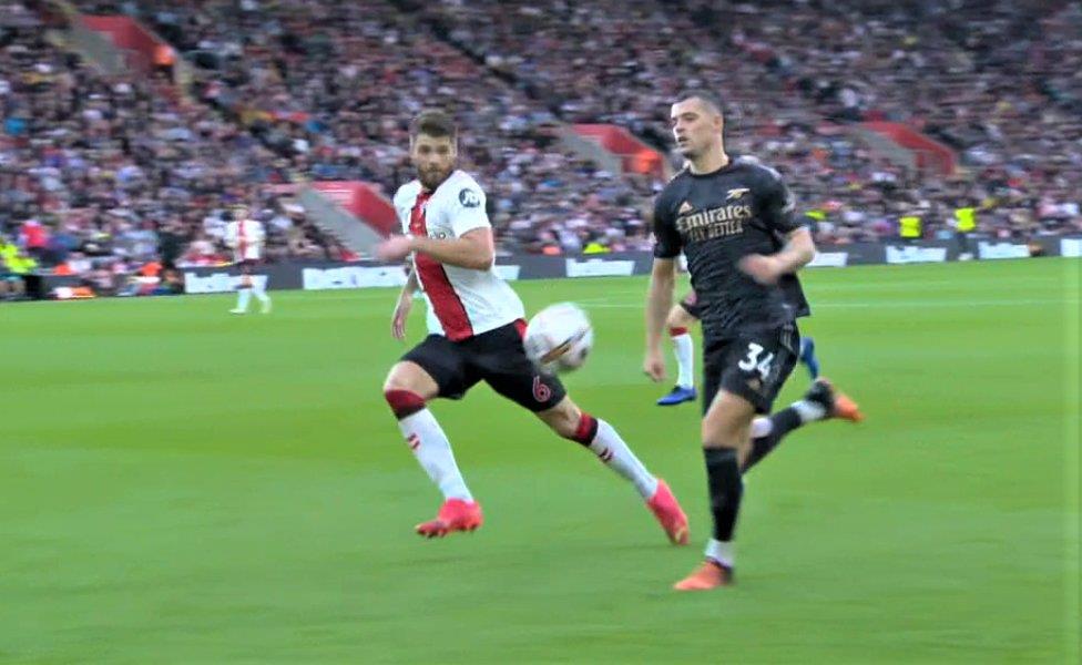 Se deja puntos Arsenal, pero siguen de líderes en EPL