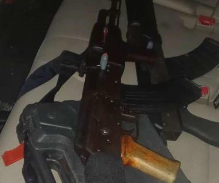 Arrestan a pareja con armas largas a bordo en Monterrey