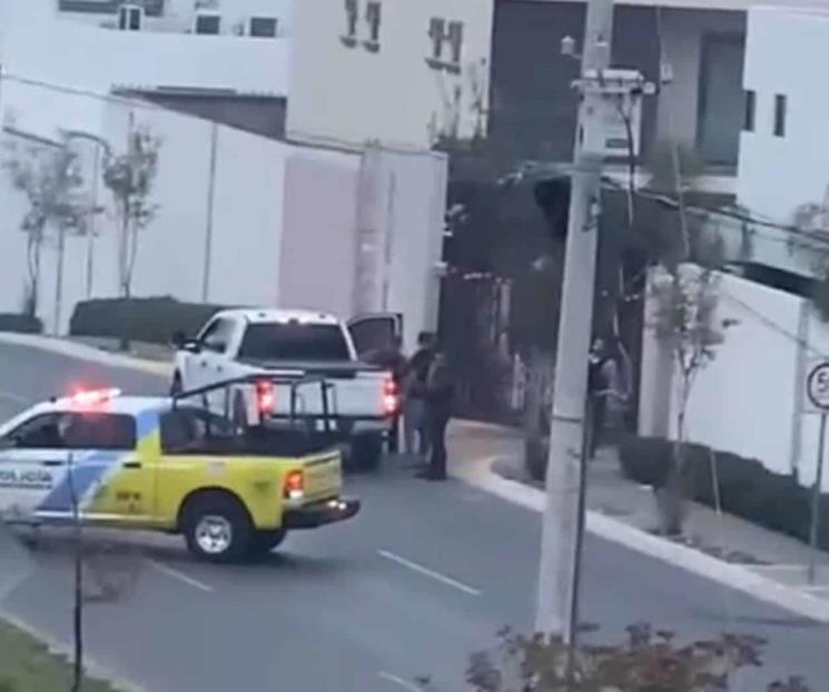 Hombres armados disparan a casa al poniente de Monterrey