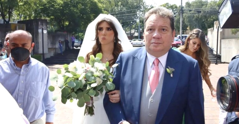 La lleva al altar La lleva al altar