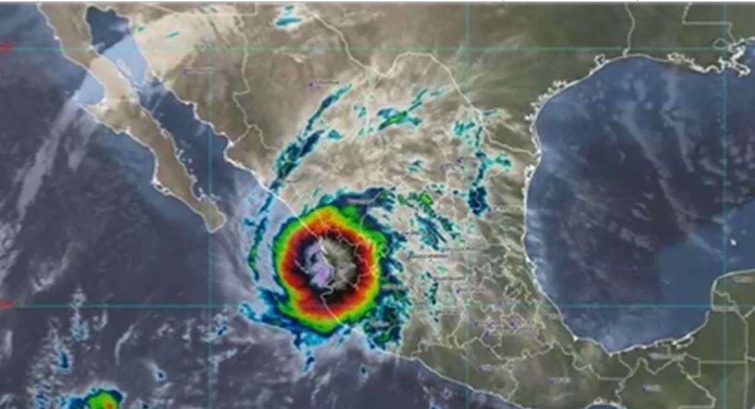 Por Roslyn, desalojan a familias y cierran playas Por Roslyn, desalojan a familias y cierran playas