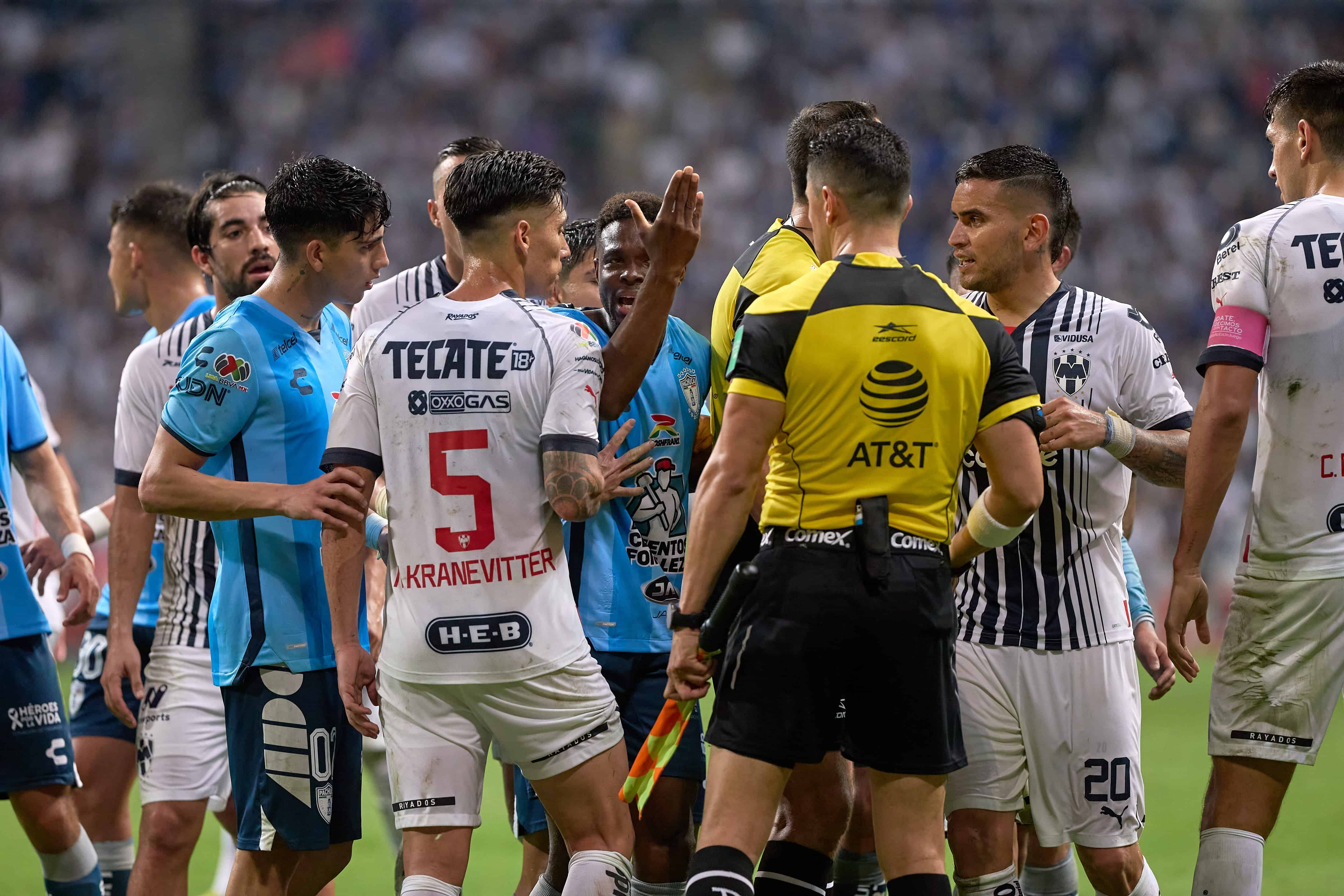 El conjunto albiazul reclamando tras el festejo de Avilés hacia la afición.