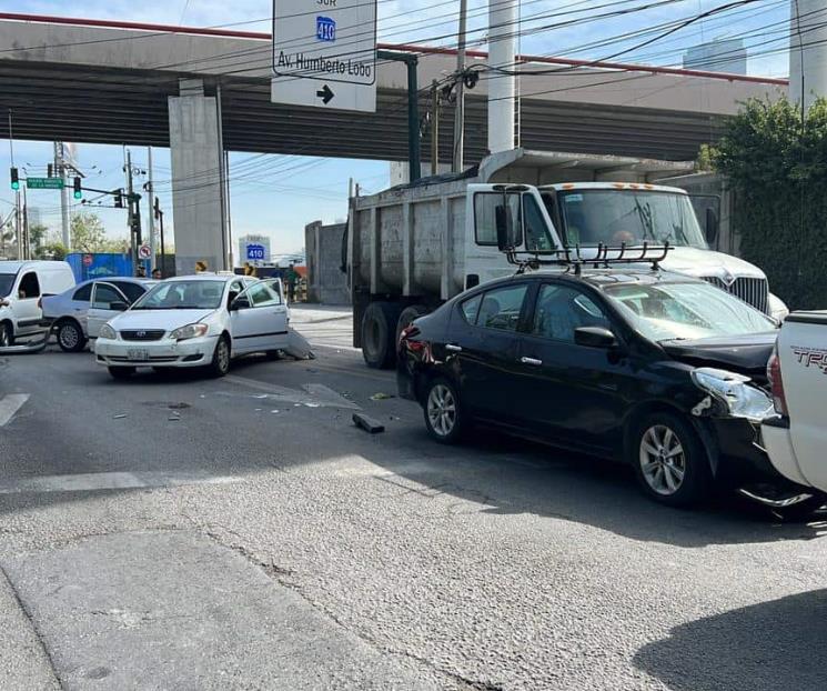 Participan siete vehículos en percance vial