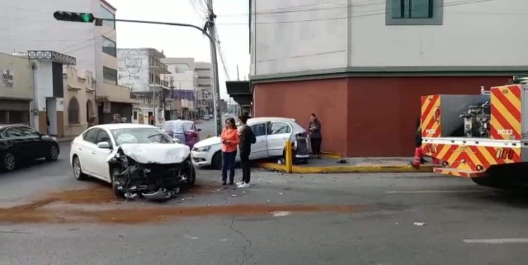 Un accidente de crucero entre dos vehículos dejó al menos tres personas lesionadas