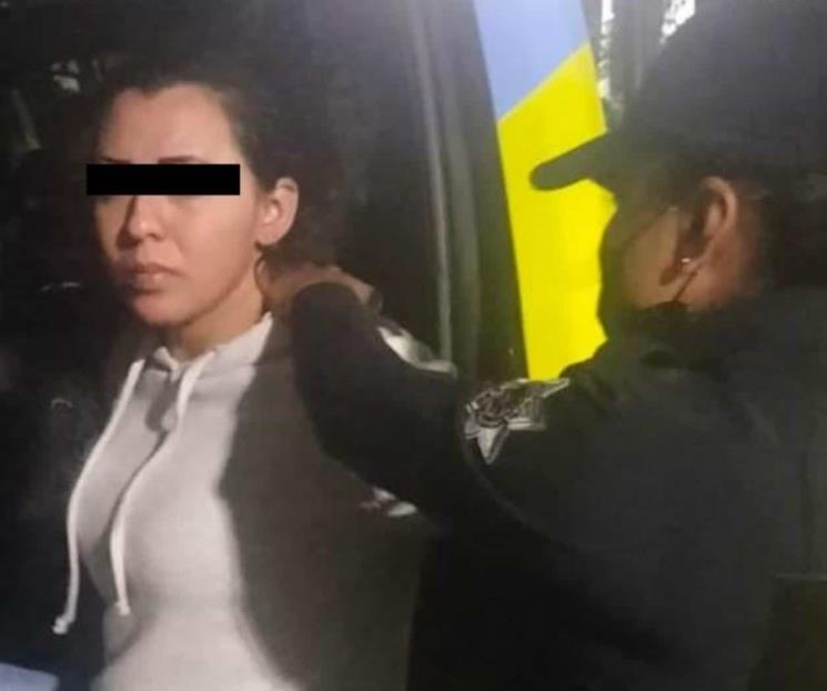 Detienen a mujer por robarse botellas de licor