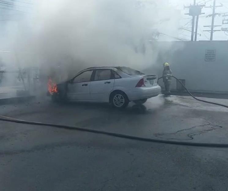 Se incendia vehículo en plaza comercial