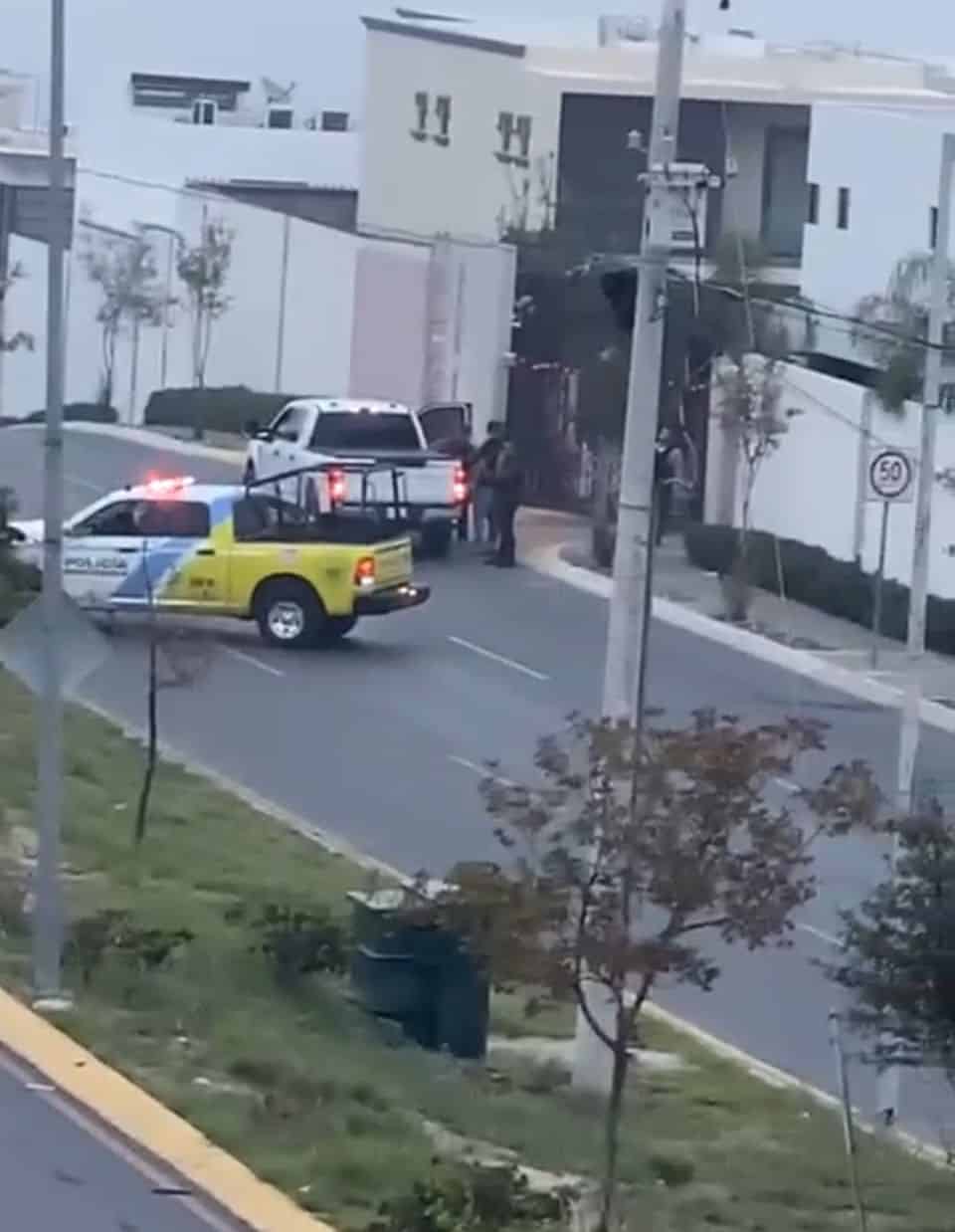 Hombres armados quienes se desplazaban en un vehículo, accionaron sus armas de fuego dañando la fachada de una casa, así como un vehículo,