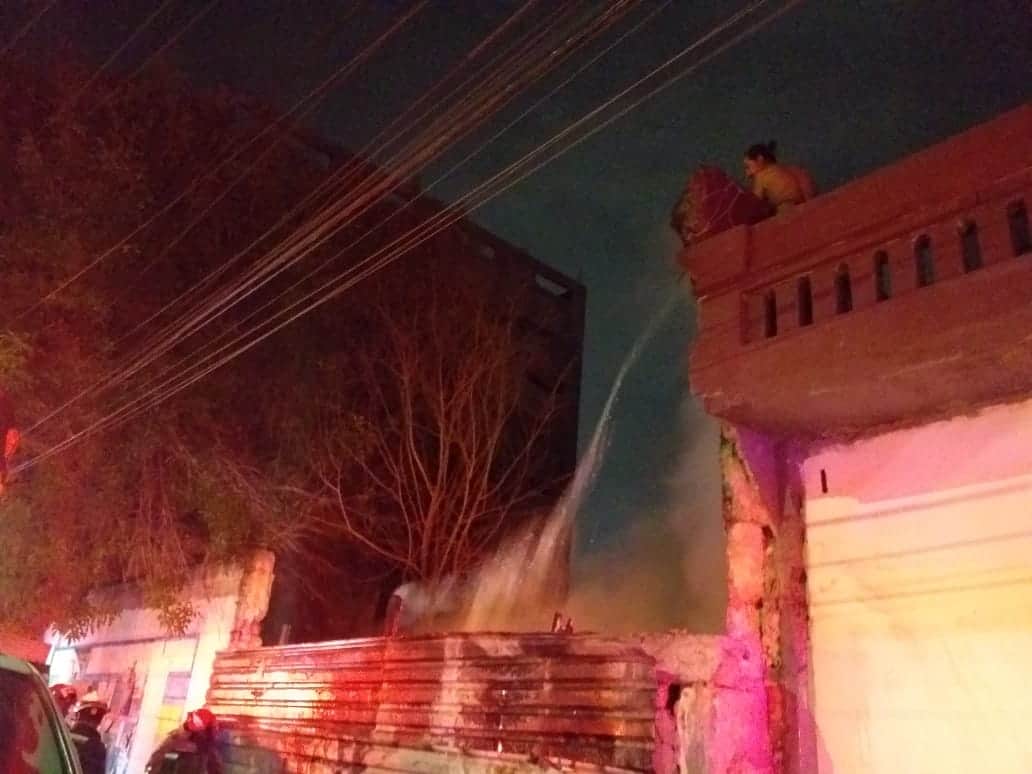 Registran incendio de un terreno baldío en el centro de Monterrey, sin que se reportaran lesionados