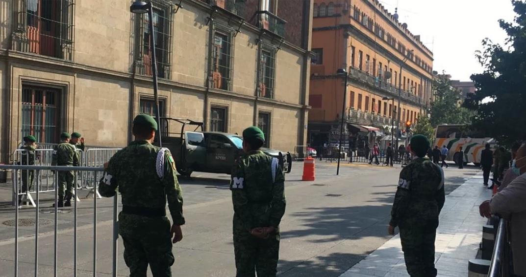 Llegan a Palacio Nacional familiares de los 43 normalistas
