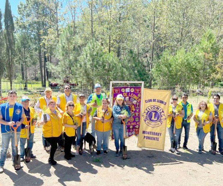 Reforestan voluntarios Bosque Escuela de la UANL