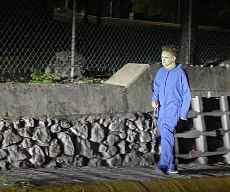 Localizan a joven que salió de casa vestido de Michael Myers