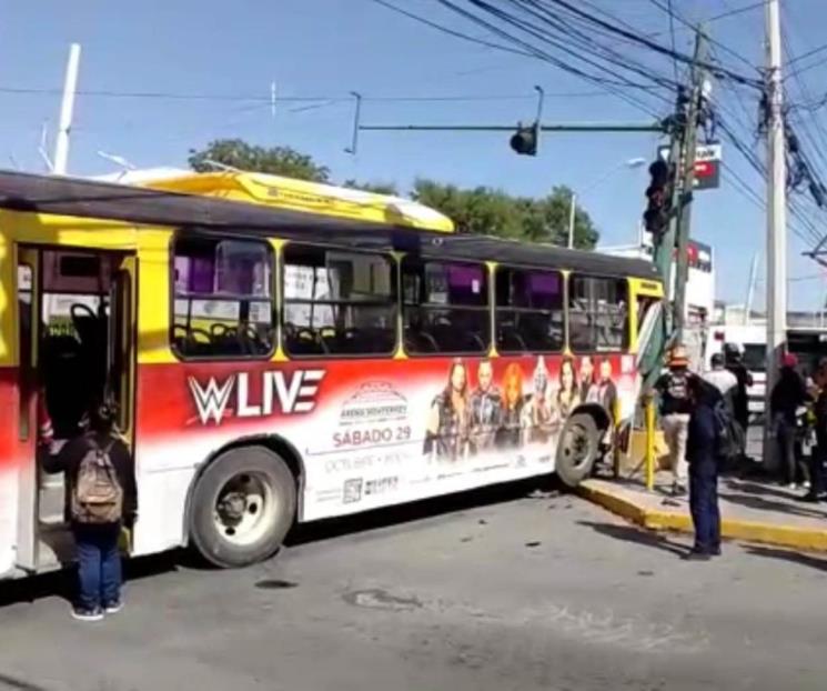 Se estrella camión urbano con semáforo, hay dos lesionados