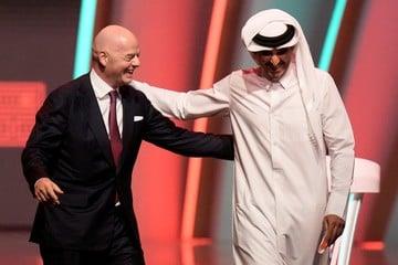 Emir de Qatar, molesto por negativa campaña del Mundial