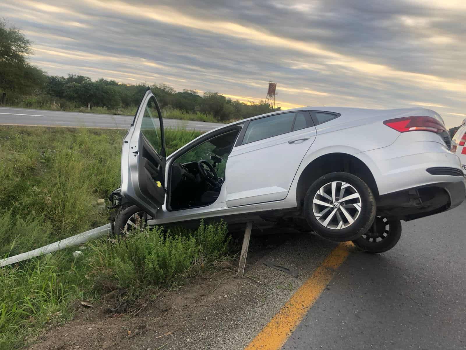 Un hombre terminó con algunas lesiones, después de estrellar su automóvil contra un barandal