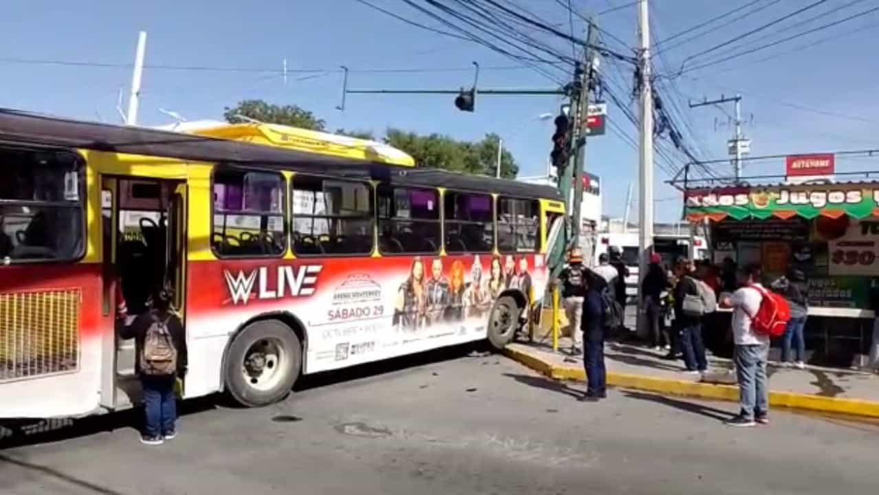 Un saldo de cinco lesionados dejó el choque y estrellamiento de un Ruta 223 contra un semáforo