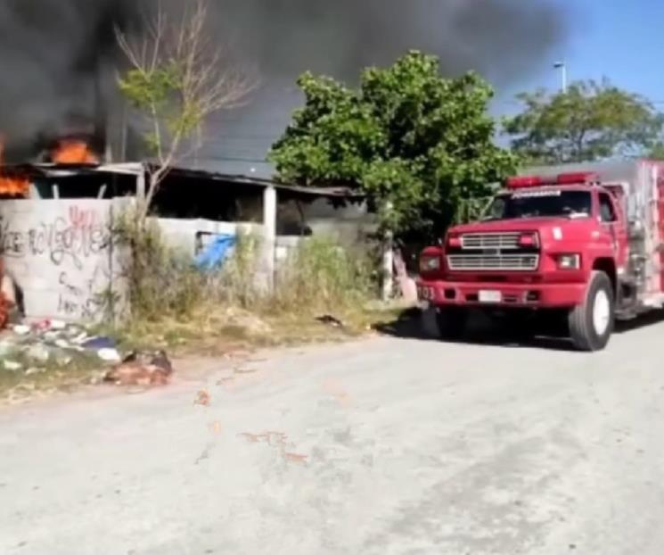 Incendio en casa abandonada causa movilización