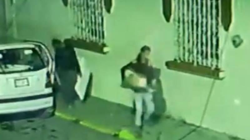 Detienen a pareja por robar artículos de automóvil