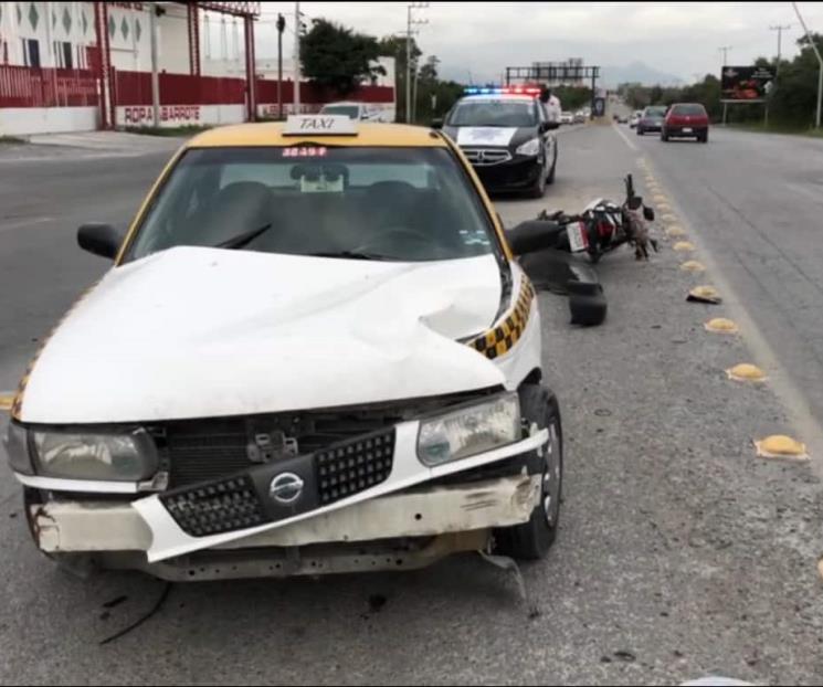 Choca su moto contra taxi