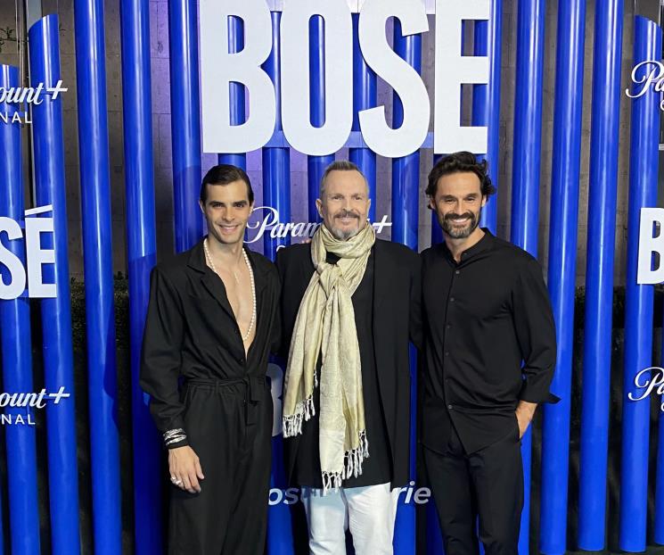 Aparece Miguel Bosé  en la alfombra azul