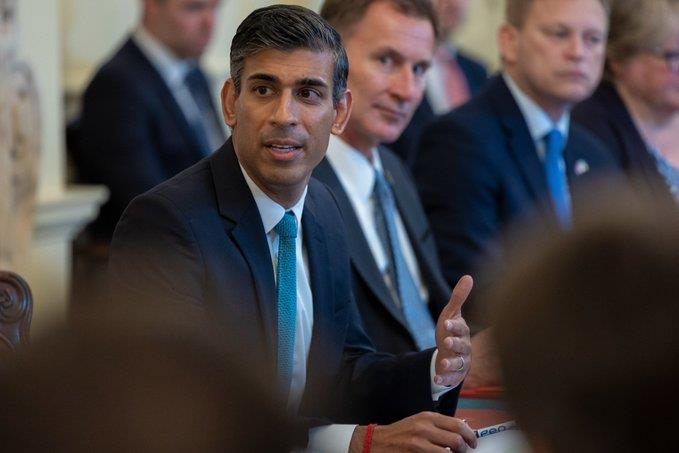 Vive Rishi Sunak su primer enfrentamiento con la oposición