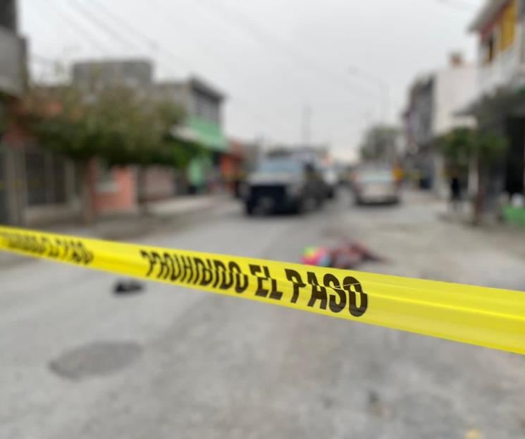 Tiran cuerpo encobijado y maniatado