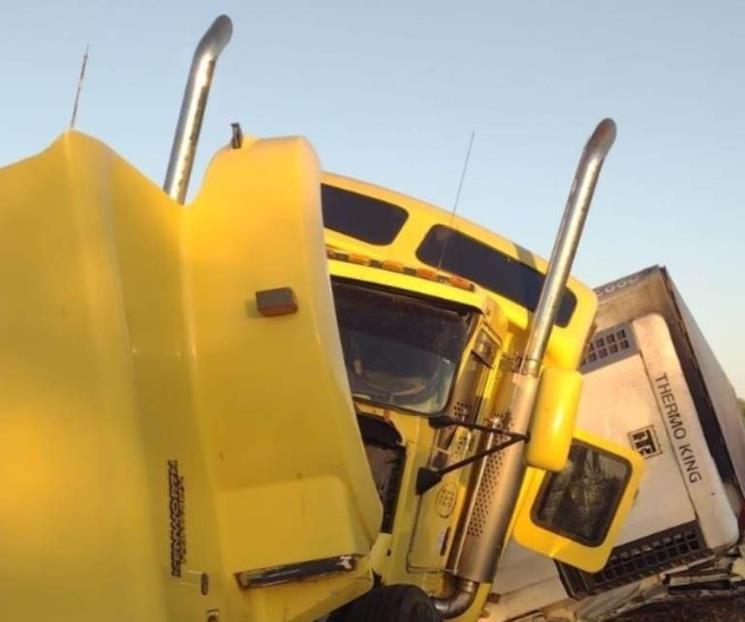 Vuelca tráiler sobre Carretera Nacional