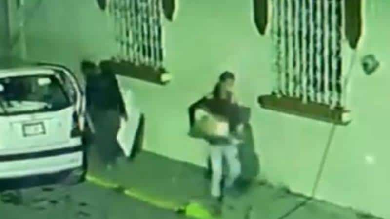 Detuvieron a una pareja, que fue sorprendida robando diversos artículos de un automóvil estacionado