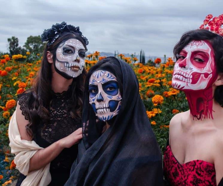 Eréndira Zapata, maquillaje artístico dando vida a catrinas