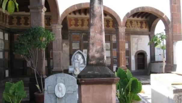 El Panteón de la Santa Veracruz en Querétaro