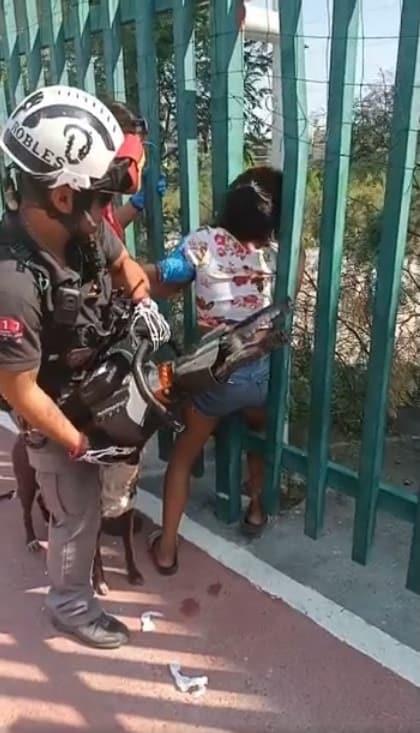 Queda jovencita atrapada