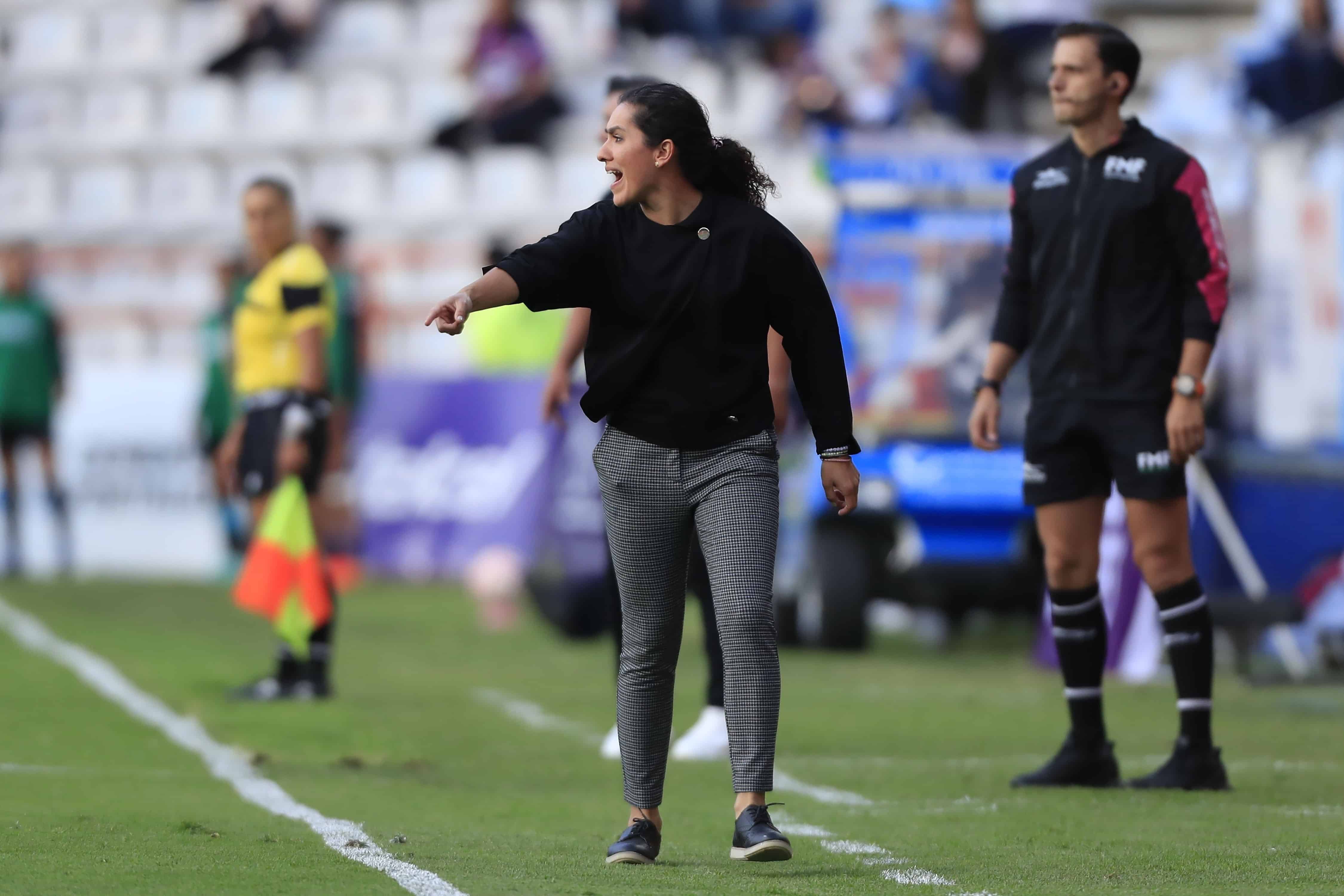 Eva Espejo dando indicaciones.