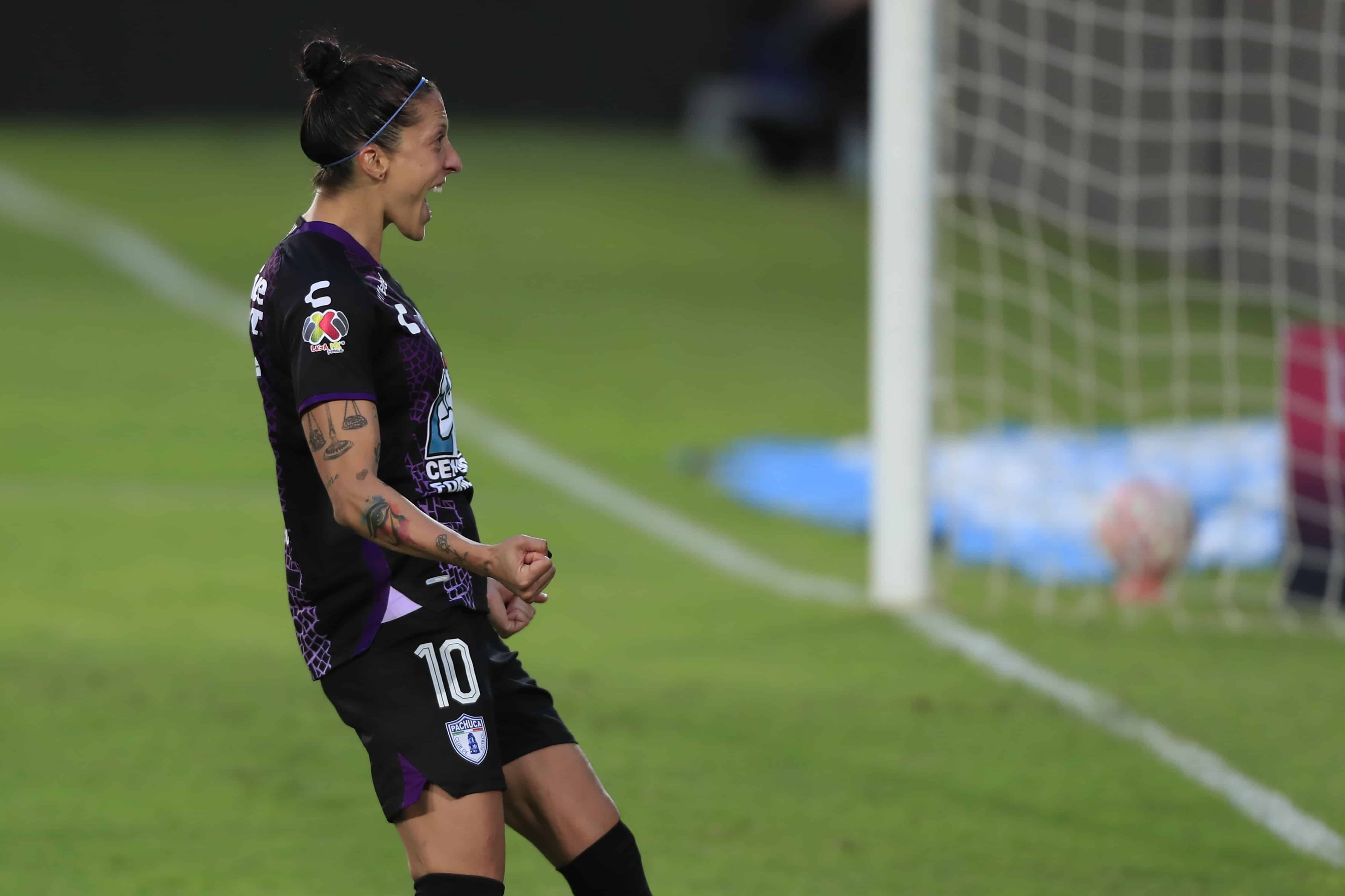 Jennifer Hermoso anota por la vía penal y remonta.