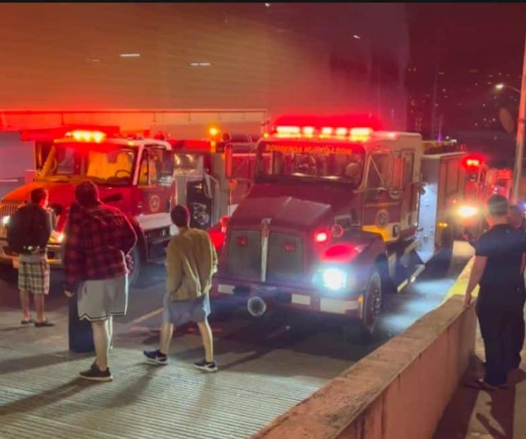 Arden vehículos en sótano de edificio