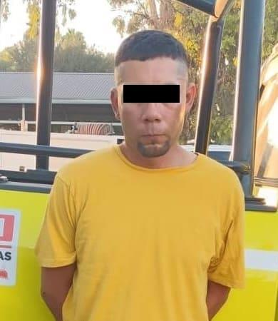 Golpea a mujer para asaltarla
