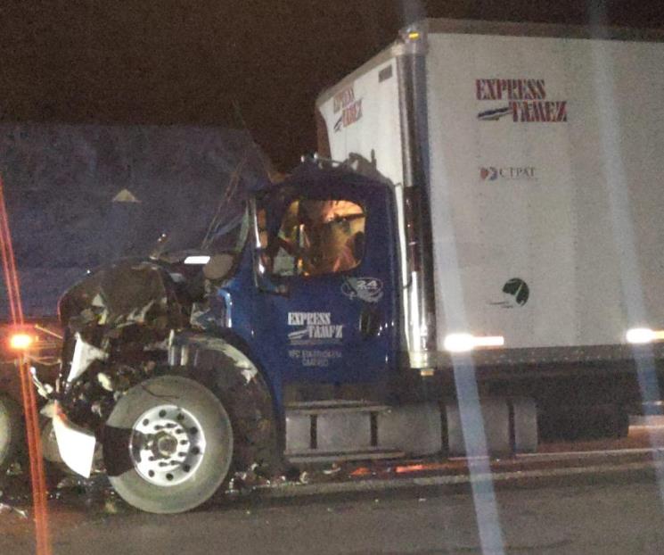 Trailero queda grave tras impactarse contra otro tráiler