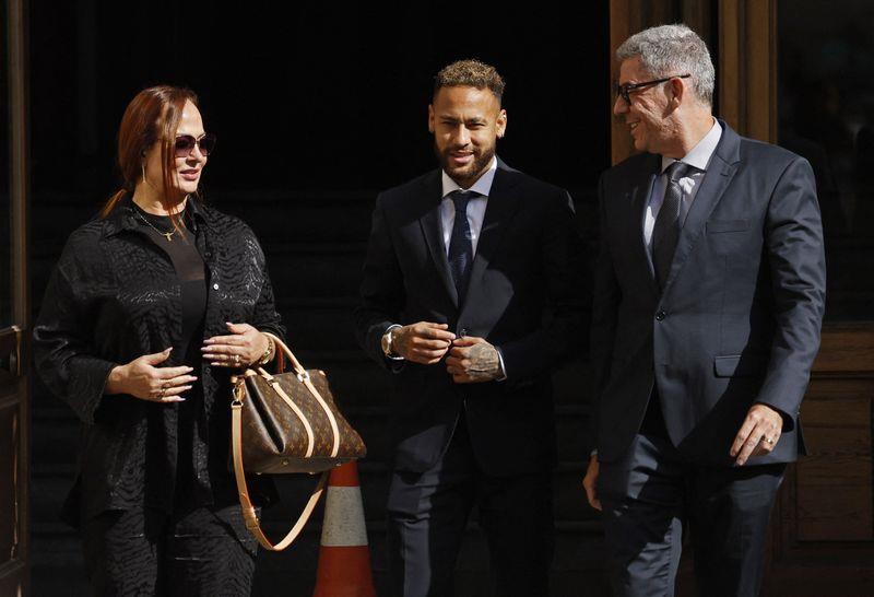Retiran cargos de corrupción a Neymar