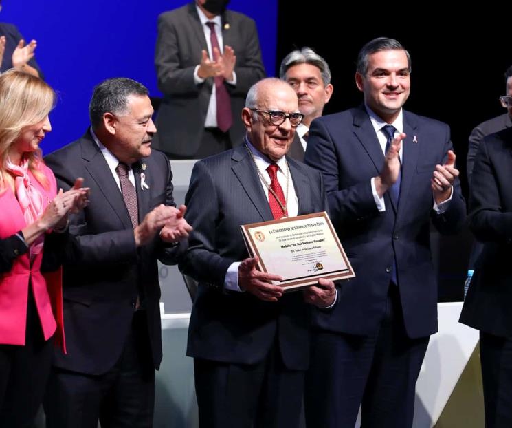 Reciben medalla “Dr. José Eleuterio González”
